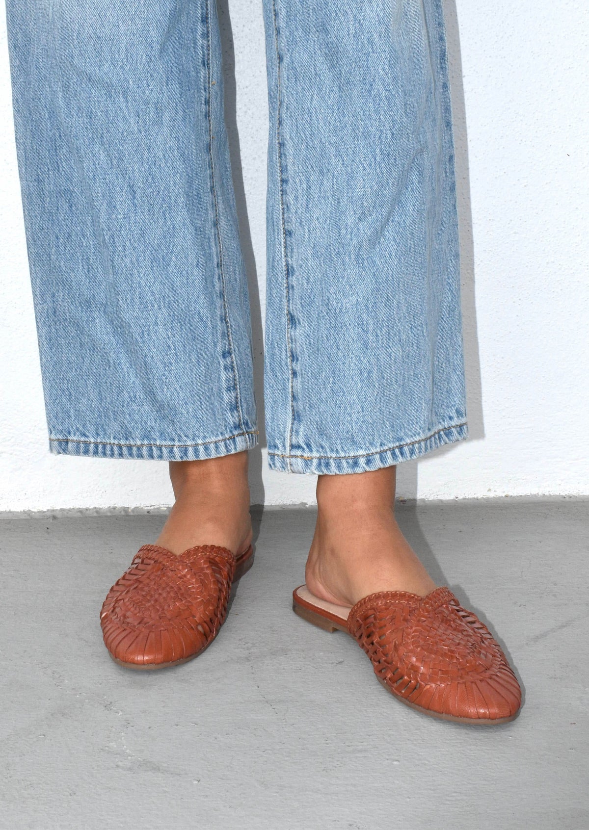 ARI - COGNAC handwoven leather mule